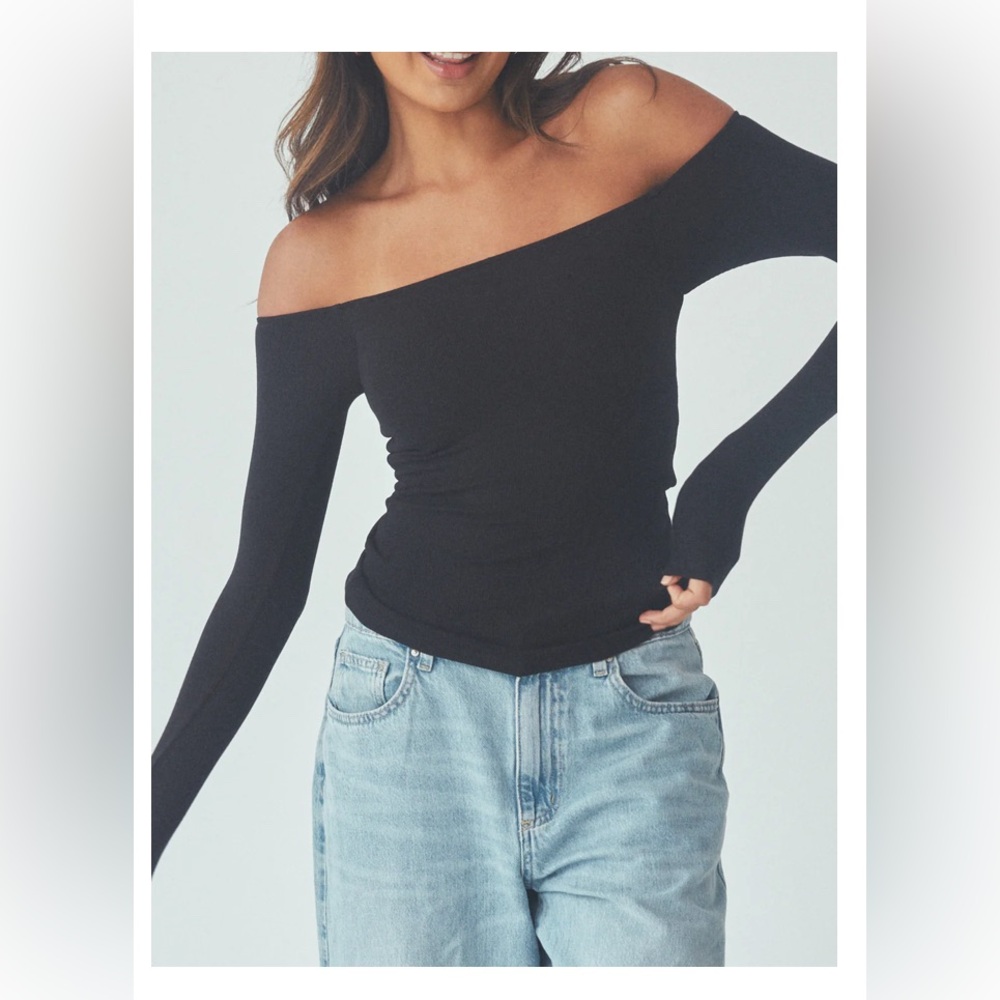 Klassy Network off shoulder long sleeve w built in bra
